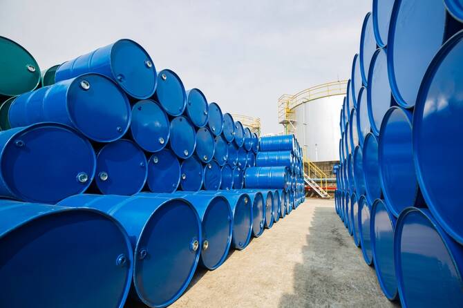 Oil Prices Dip as US Holds Back on Iran Decision, But Weekly Gains Remain