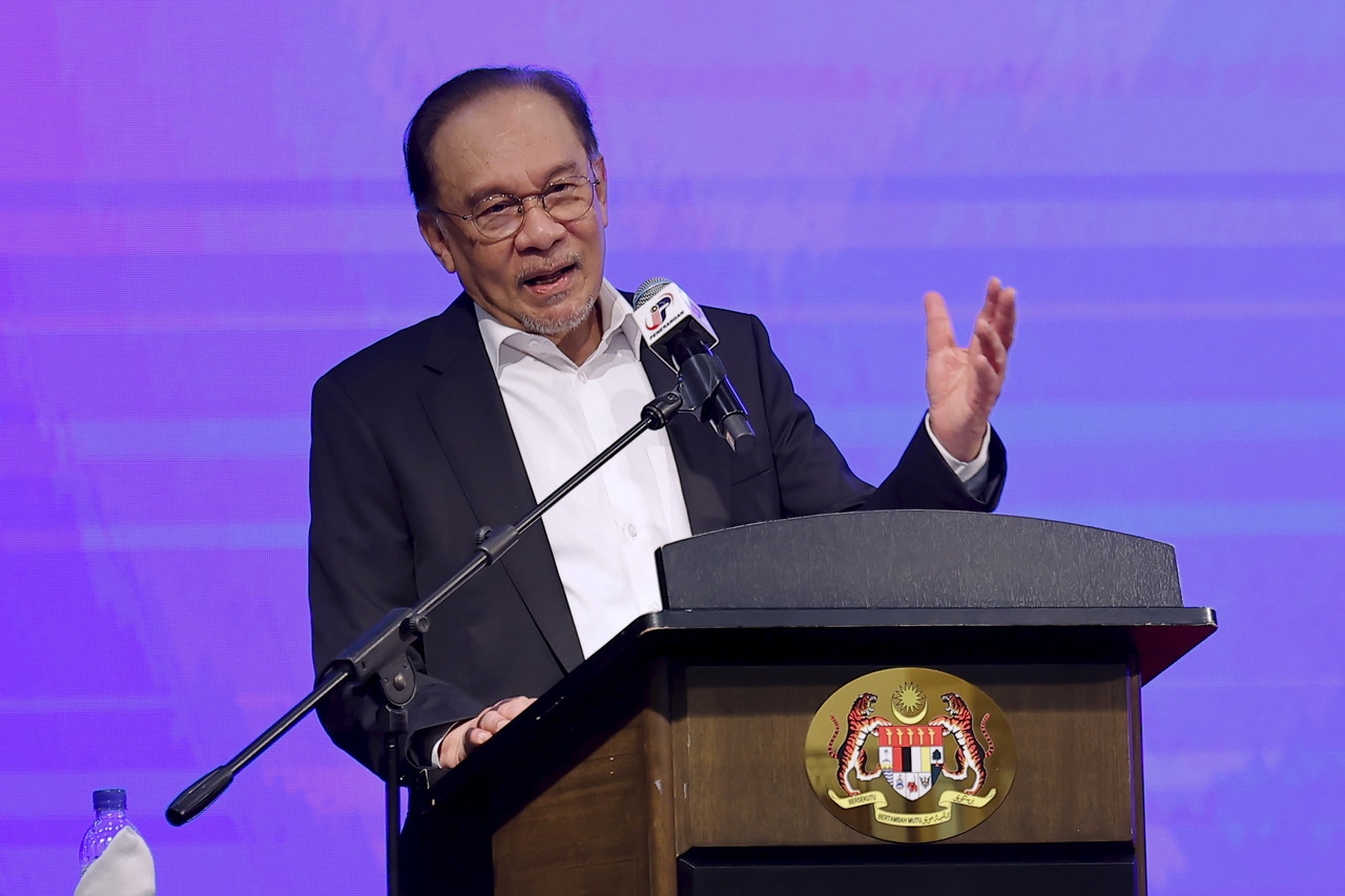 Stand Down for Peace: PM Anwar Urges Calm as Tensions Escalate Between Thailand and Cambodia