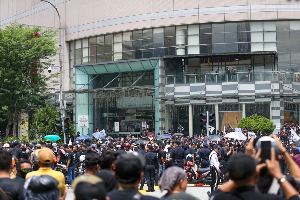 Massive Crowd Brings Jalan Dang Wangi to a Standstill as ‘Turun Anwar’ Protest Gains Momentum