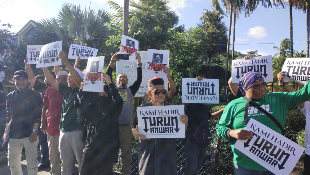 Crowds Gather in Kuala Lumpur: Voices Rise in ‘Turun Anwar’ Rally
