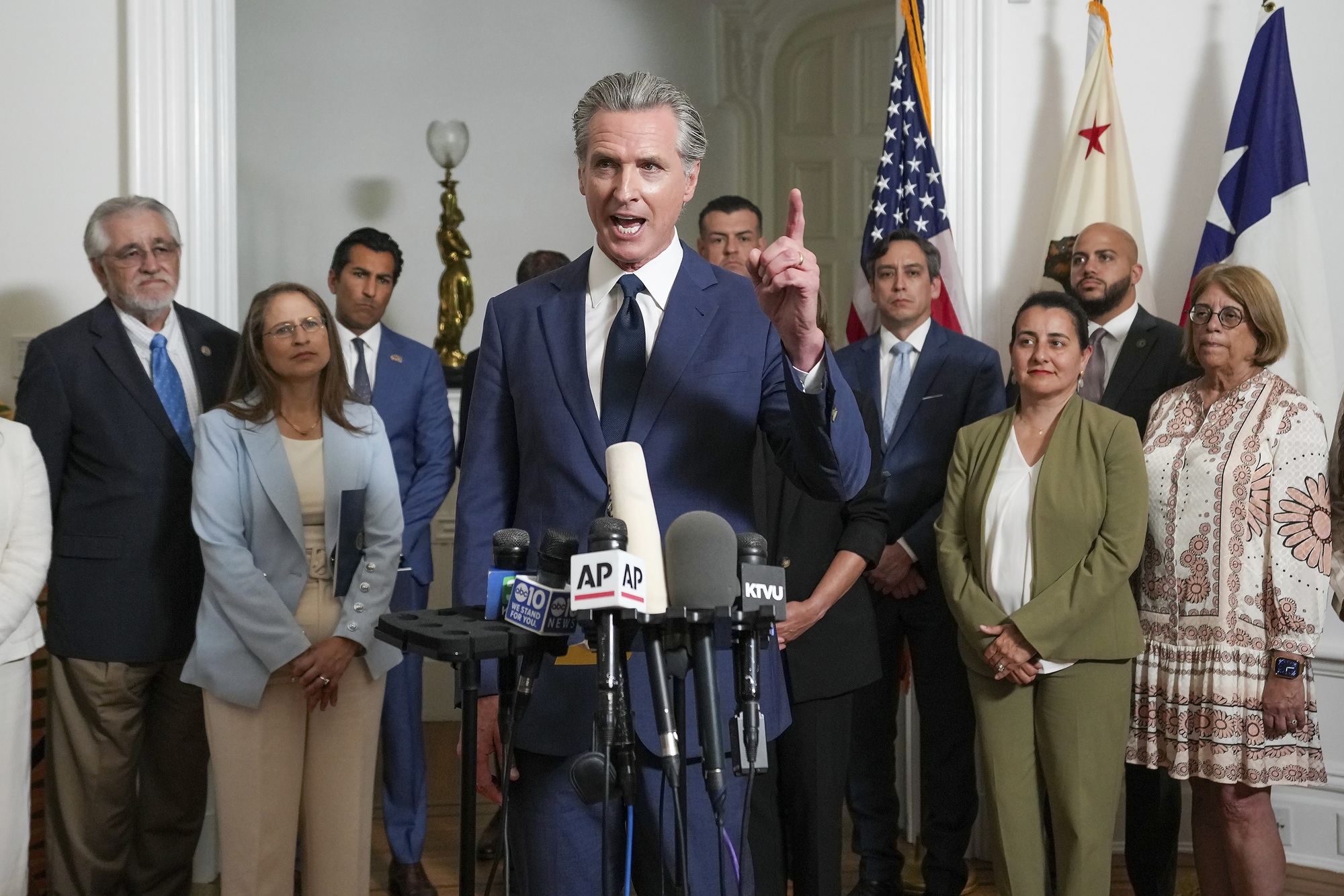 Texas and California Clash Over Redistricting in High-Stakes Midterm Battle