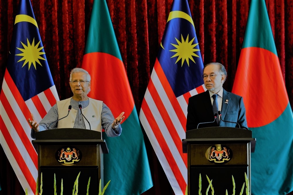 Anwar Calls for ASEAN Unity on Myanmar Crisis, Extends Strong Support to Bangladesh