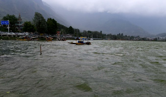 Rising Waters Alert: LCMA Urges Dal Lake Residents and Houseboat Owners to Stay Prepared