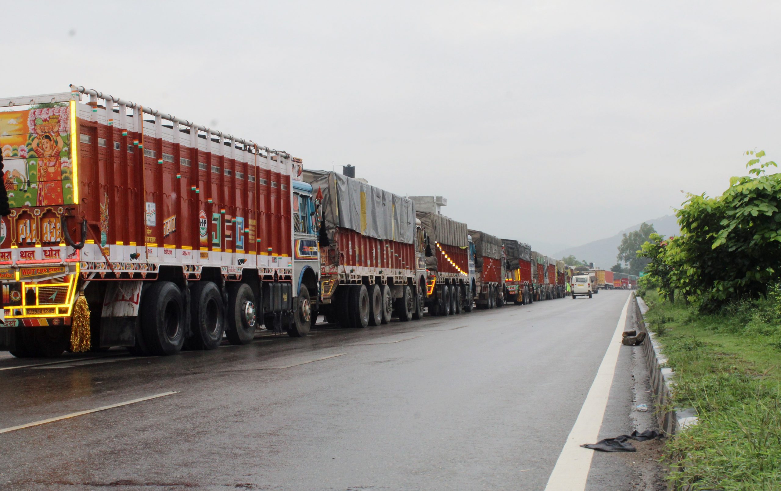 Kashmir’s Apple Growers Sound the Alarm Mughal Road Blockades Threaten Livelihoods