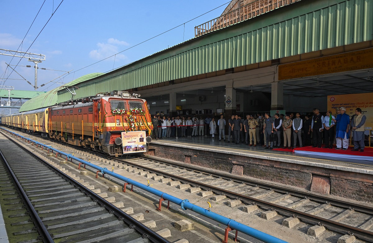 Kashmir’s Apple Farmers Get a New Lifeline: LG Manoj Sinha Flags Off First Dedicated Parcel Train to Delhi