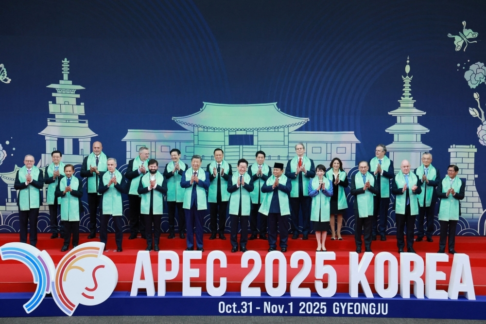 With Trump Away, Xi Takes the Spotlight at APEC — Calling for Global AI Rules and a China-Led Trade Future