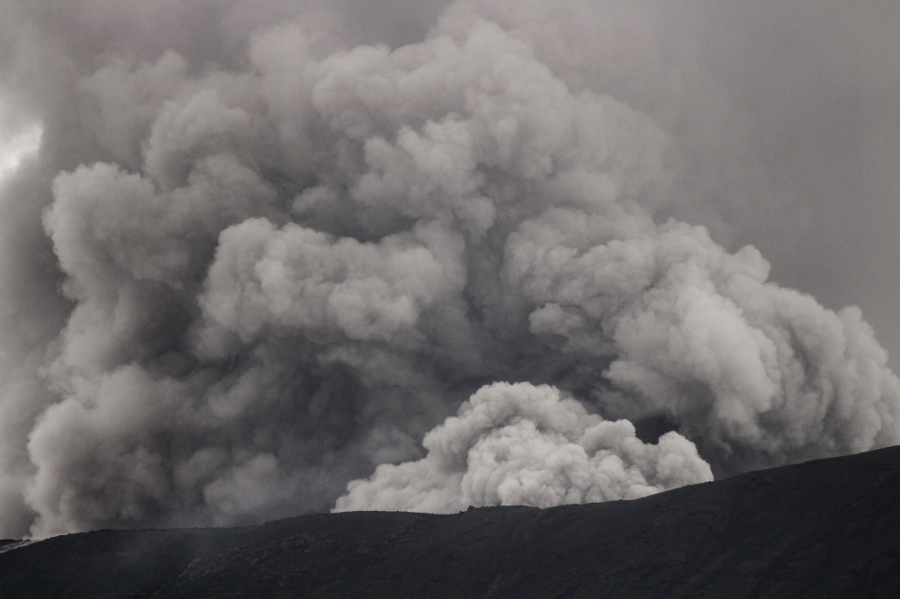 Indonesia’s Mount Lewotobi Laki-Laki Erupts Repeatedly, Airport Operations Suspended as Ash Clouds Rise
