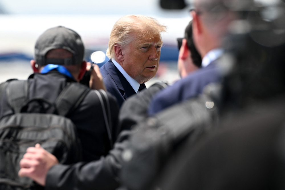 Trump Criticizes Spain and Revives Greenland Ambitions During Nato Summit